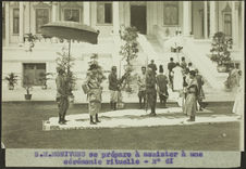 Juillet 1928. Fêtes du couronnement de S. M. Monivong. S. M. Monivong se prépare…
