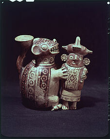 Vase en céramique représentant un félin tenant un homme