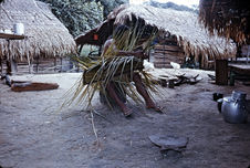 Homme fabricant une natte en feuilles de palmier