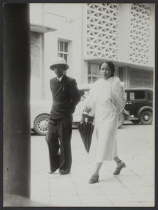 Sans titre [portrait d'un couple malgache en tenue de ville marchant dans une…