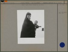 Femme de garde cercle à Akjouj et son enfant