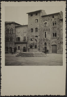 San Gimignano, près Sienne. La place et son puits