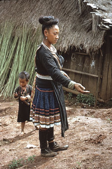 Hmong [femme et enfant]