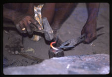 Instruments de musique divers et fabrication de la guimbarde en fer