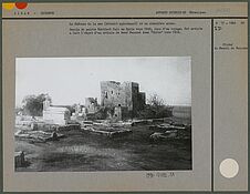 Le chateau de la mer (détruit maintenant) et un cimetière arabe.