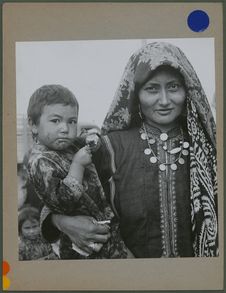 Femme turkmène et son enfant