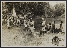 Mission IFAN Dekeyser-Holas au Libéria en 1948. [Groupe au bord d'un cours…
